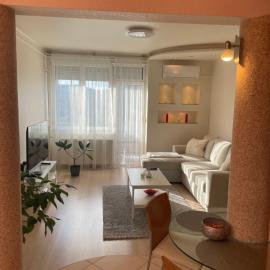 Encsi apartman，位于绍尔戈陶尔扬的酒店