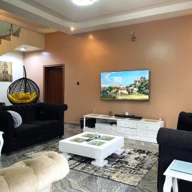 Luxury 4 BR Apt w private Parking, Magodo Estate，位于Magodo的酒店