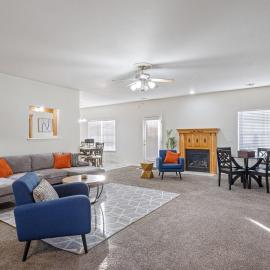 Spacious 6 bed Bentonville House, Sleeps 12, Smart TVs, Wi-Fi，位于本顿维尔的酒店