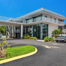Quality Inn & Suites at Tropicana Field，位于圣彼得堡的酒店