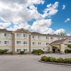 Comfort Inn & Suites East Moline near I-80，位于East Moline的酒店