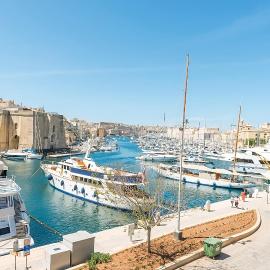 Historic Ground Floor apartment in medieval knights house with Sea View at the Marina，位于森格莱阿的酒店