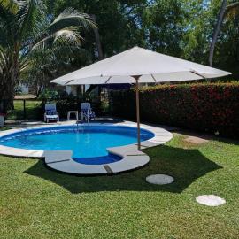 La Casa del Mar, Club Santiago with a private pool，位于曼萨尼约的酒店