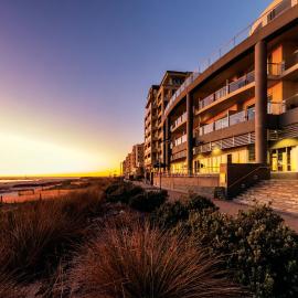 Oaks Glenelg Plaza Pier Suites，位于阿德莱德的酒店