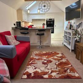 Stylish 1BR Apartment in Holt Fast WiFi Perfect Location Near Top Attractions