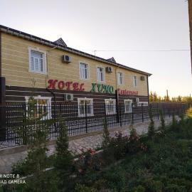 Humo Hotel and Restaurant,位于Bŭston的酒店