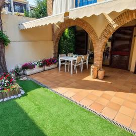 Apartamento con Jardín en 2a línea de mar，位于卡莱利亚德帕拉弗鲁赫尔的酒店