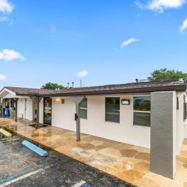 Super 8 by Wyndham Lantana West Palm Beach，位于兰塔纳的酒店