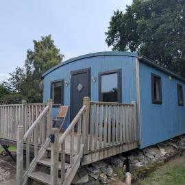 Tranquil Cabin Retreat- Sleeps 2 Parking，位于威尔斯浦的酒店