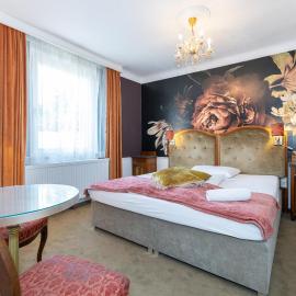 Corso, Zimmer & Cafe, Hotel Garni，位于Pressbaum的酒店