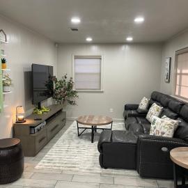 HomeSuite Cabin Relaxing Getaway Near Casino，位于雨果的酒店