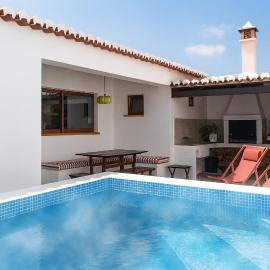 The Old House with Heated Pool, BBQ, Fireplace，位于奥德赛克斯的酒店