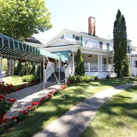 Colonial Inn Harbor Springs，位于哈伯斯普林斯的酒店