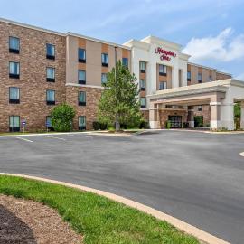 Hampton Inn Dekalb - Near the University，位于迪卡尔布的酒店