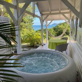 Bungalow vue sur mer avec jacuzzi en pleine nature，位于勒罗贝尔的酒店