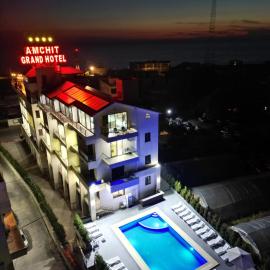 Amchit Grand Hotel,位于Al Qarfī的酒店