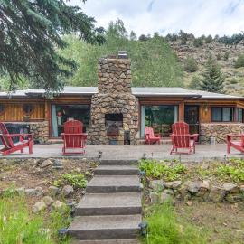 Charming Idaho Springs Retreat on Chicago Creek!，位于爱达荷斯普林斯的酒店