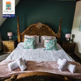 Five Guest Rooms in Tudor House Short Lets & Serviced Accommodation Frankwell Shrewsbury With Free WiFi，位于什鲁斯伯里的酒店