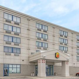 Super 8 by Wyndham Mississauga，位于米西索加的酒店