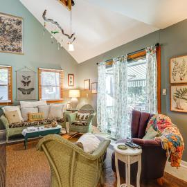 Unique & Artistic Retreat Near Rehoboth Beach!，位于刘易斯的酒店