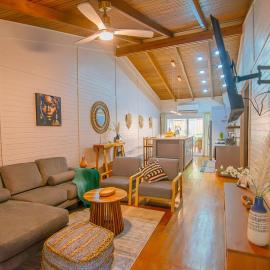 Villa with Pool 5 min beach, close 2 WestBay，位于西区的酒店