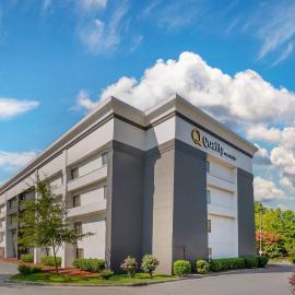 Quality Inn & Suites Raleigh Durham Airport，位于莫里斯维尔的酒店