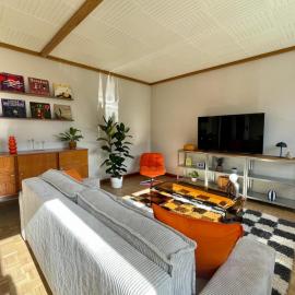 Mid Century - 3 bedrooms - Parking - 6 people，位于第戎的酒店