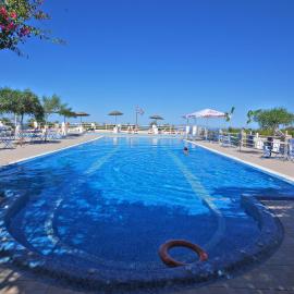 Santorini Camping & Hostel，位于费拉的酒店