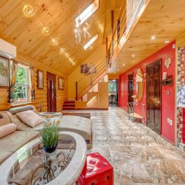 Stunning! Pocono Escape! HotTub Sauna Pool Ski Pet-Friendly Firepit Game Room Fireplace BBQ Lakes Tennis Fishing，位于Long Pond的酒店