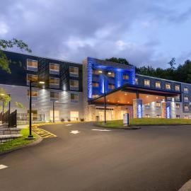 Holiday Inn Express & Suites Pittsfield-Lenox-Berkshires by IHG，位于皮茨菲尔德的酒店