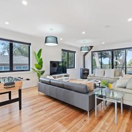 5E4 Spacious Abnb-style 5BR Retreat, 2 Parking, Balcony, Nr Top Ryde，位于Epping的酒店
