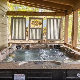 A Bear Lair - Hot Tub - Mountain & Sunset Views，位于Mentone的酒店