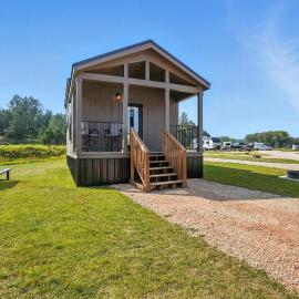 Dakota Sky- BRAND NEW 1 BD CABIN，位于卡斯特的酒店