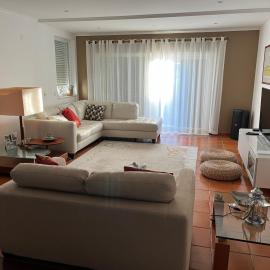 Vivenda espaçosa com jardim e churrasqueira，位于阿尔卡彼得克的酒店