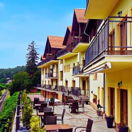 Hotel Dom na Białej Dolinie，位于斯克拉斯卡波伦巴的酒店