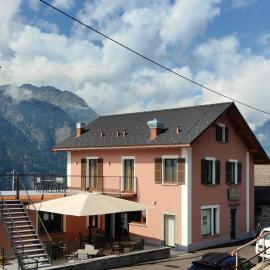 Symphony Camere e Ristoro，位于Sobrio的酒店