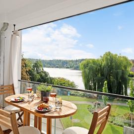 MAISUITES Eisvogel - Zentrale Luxuswohnung mit direktem Seeblick I Bis 4 Personen I Premiumküche I Boxspringbett I Kaffeevollautomat I Parkplatz I Barrierearm & Aufzug