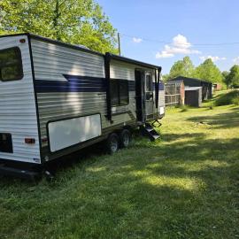 Monday creek camper，位于New Straitsville的酒店