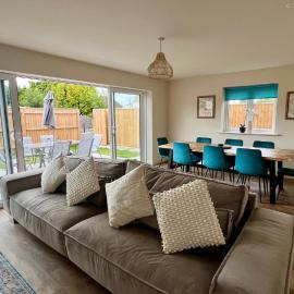 Spacious 4BR Home New Forest-Parking & Pet Friendly，位于利明顿的酒店
