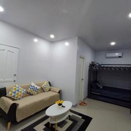 Jen's Hilltop Short-Term Rentals，位于萨马尔的酒店
