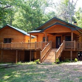 Modern Cabin on wooded 20 acres with scenic view in Nancy, KY，位于Nancy的酒店