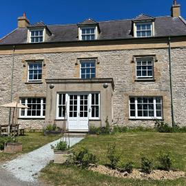 Spacious ground floor apartment near Beaumaris，位于Llangoed的酒店