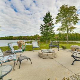 Lakefront Home: Private Dock, Fire Pit, & Kayaks，位于沙勒瓦的酒店