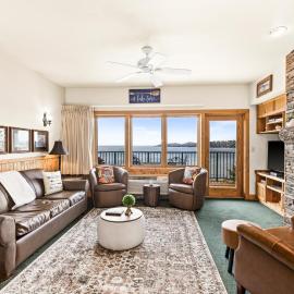 Majestic Lake Views King Suite, 2 Queen Beds and Heated Pools，位于图哈伯斯的酒店