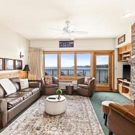 Majestic Lake Views 1BR King Suite and Heated Pools，位于图哈伯斯的酒店