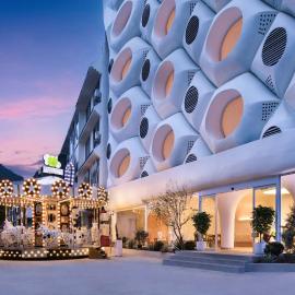 Cotton Castle Designer Hotel-New Hotel, INS Cave Style,Bubble Pool,Family-friendly,Free Self-Service Laundry & Drying,Travel Guide,Book Tickets, Scooter& English Customer Service，位于阳朔的酒店