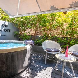 Aqua Bliss Piraeus，位于比雷埃夫斯的酒店