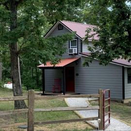 Cozy Cabin Rental near Ozark National Forest for a Relaxing Weekend Getaway in Arkansas，位于哈里森的酒店