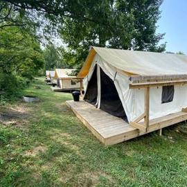 Breathtaking Family Friendly Tented Cabin in Logan, Ohio，位于洛根的酒店