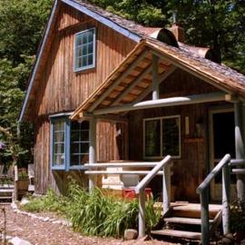 Charming and Secluded Log Cabin Rental on Small Farm near Lake Michigan，位于哈伯斯普林斯的酒店